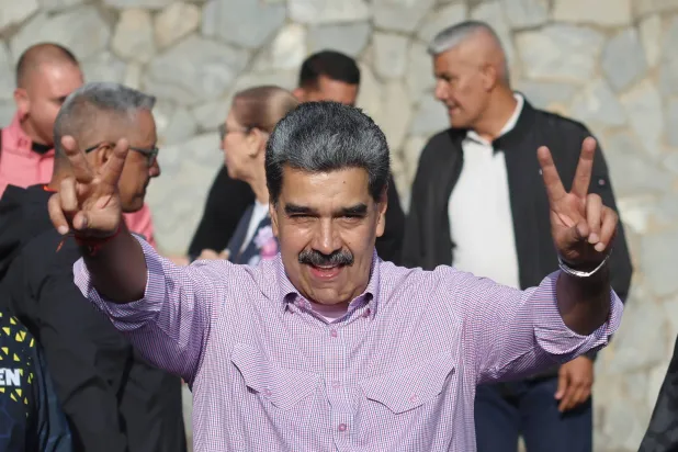 نيكولاس مادورو يُحيي أنصاره خلال المسيرة الكبرى للشباب الشعبي دعماً لحكومته في كراكاس يوم 13 نوفمبر 2025 (إ.ب.أ)