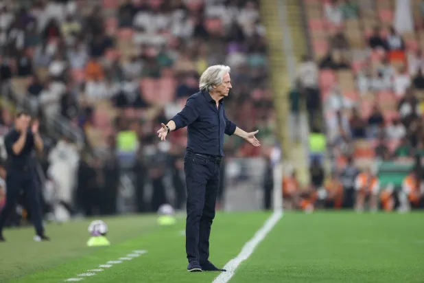 خيسوس يوجه لاعبيه خلال مباراة الأهلي الأخيرة (تصوير: عدنان مهدلي)