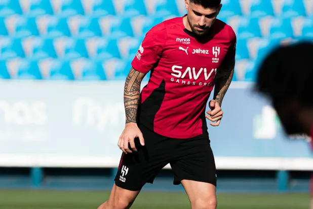 نيفيز خلال مشاركته في تدريبات الهلال (موقع النادي)