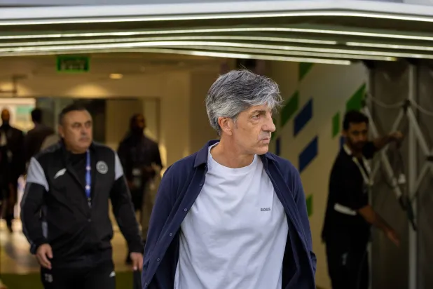 إيمانويل ألغواسيل مدرب الشباب (تصوير: عيسى الدبيسي)