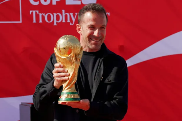 ديل بييرو حاملاً الكأس لحظة إزاحة الستار عنها (رويترز)