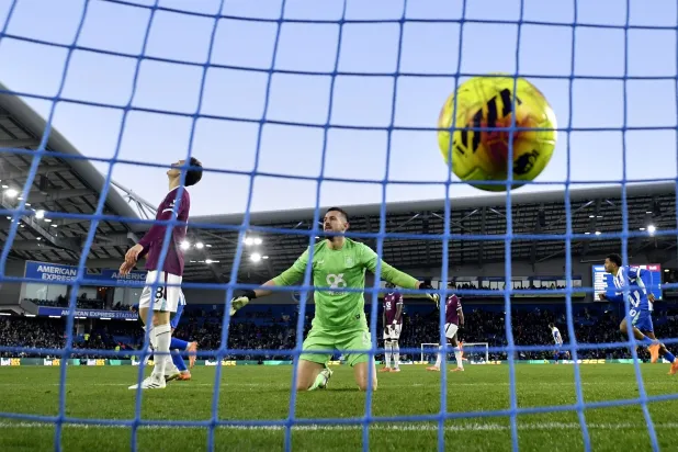 كرة ياسين العياري تسكن مرمى بيرنلي (رويترز)