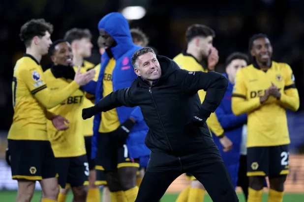 فرحة لاعبي الوولفز ومدربهم روب إدواردز بالفوز الكبير على وست هام (رويترز)