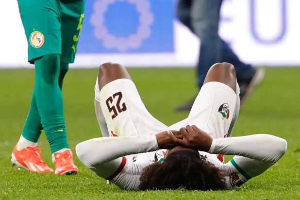  شيدي بارجلان مدافع السودان يلتقط أنفاسه بعد نهاية المباراة (أ.ب)