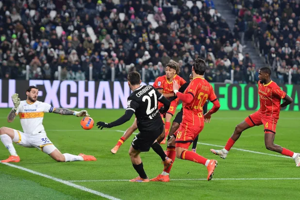 من المواجهة التي جمعت «اليوفي» وليتشي في الدوري الإيطالي (إ.ب.أ)