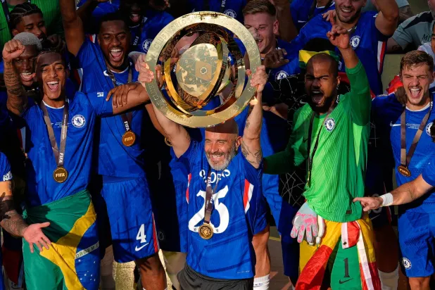 اختتم ماريسكا موسمه الأول مع تشيلسي بالفوز بكأس العالم للأندية ودوري المؤتمر الأوروبي (أ.ب) 