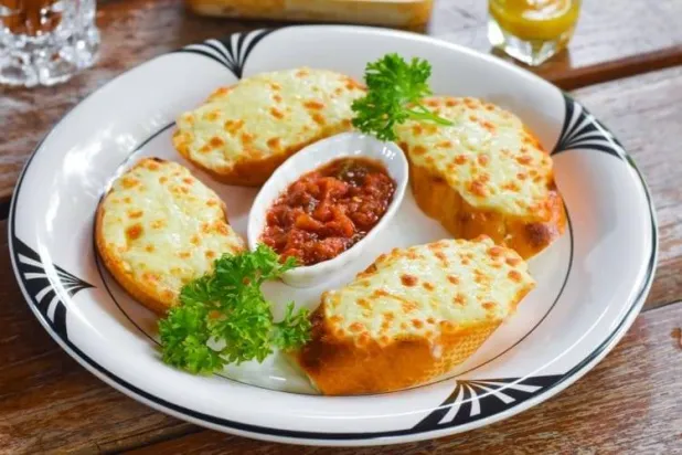 خبز باغيت بالثوم فيسبوك)