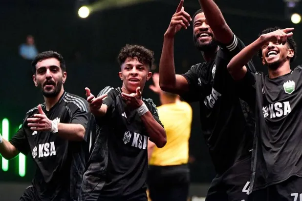 الفريق السعودي وفرحة عارمة بعد نهاية المباراة (الشرق الأوسط)
