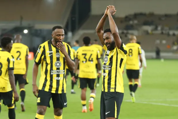 الشنقيطي يحيي جماهير الاتحاد بعد الهدف (تصوير: عدنان مهدلي)