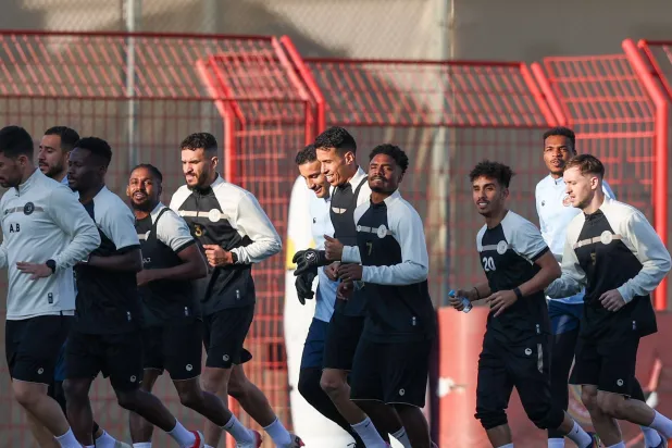 لاعبو ضمك خلال تدريباتهم الأخيرة (موقع النادي)