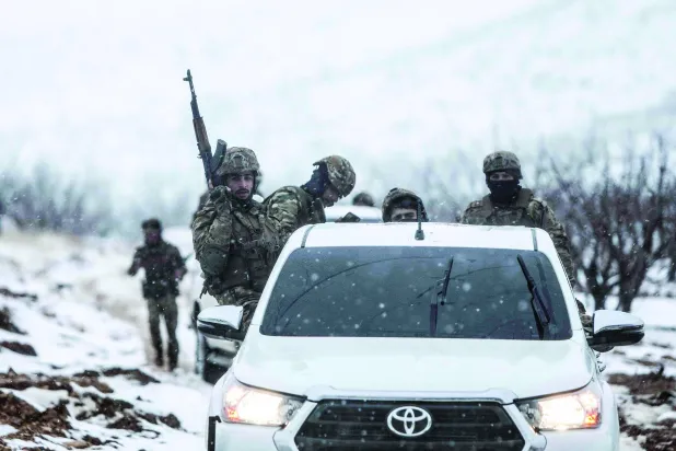 
عناصر من الجيش السوري في منطقة القلمون الحدودية مع شرق لبنان خلال دورية لمكافحة التهريب (أ.ف.ب)