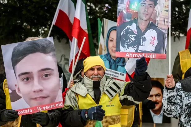 İran'daki protestoculara yönelik baskıyı kınamak için Berlin'deki İran Büyükelçiliği önünde toplanan İranlılar (EPA)