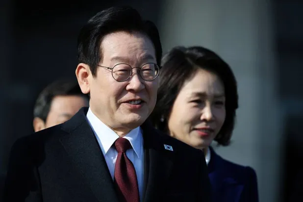  South Korean President Lee Jae Myung and his wife Kim Hye-kyung arrive at Seoul Air base as they leave for Beijing, in Seongnam, South Korea, January 4, 2026. (Reuters)