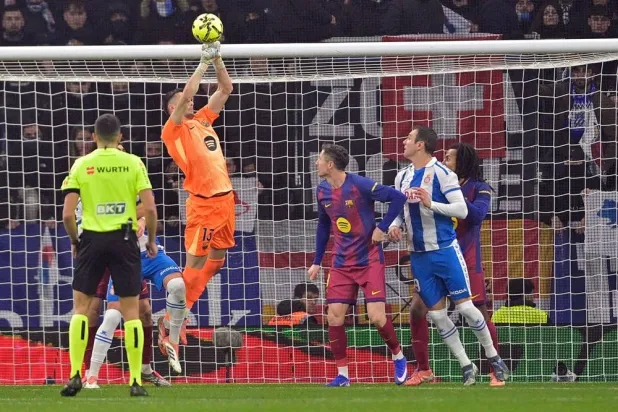  Barcelona's Spanish goalkeeper #13 Joan Garcia jumps to make a save during the Spanish League football match between RCD Espanyol and FC Barcelona at RCDE Stadium in Cornella de Llobregat on January 3, 2026. (AFP) 