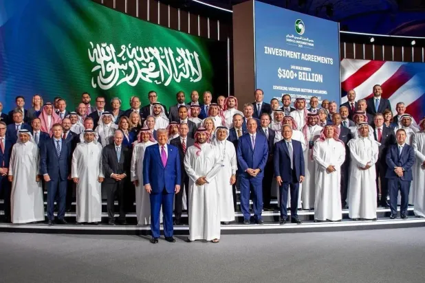 ولي العهد وترمب مع رجال الأعمال خلال منتدى الاستثمار السعودي الأميركي في الرياض (الشرق الأوسط)