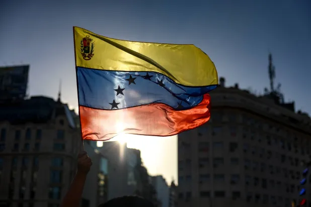  03 January 2026, Argentina, Buenos Aires: Venezuelans gather at the obelisk in Buenos Aires to celebrate the US military operation in their country. (dpa)
