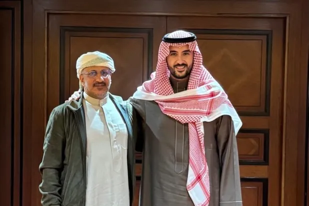 الأمير خالد بن سلمان خلال استقباله طارق صالح في الرياض (صفحة طارق صالح على «إكس»)