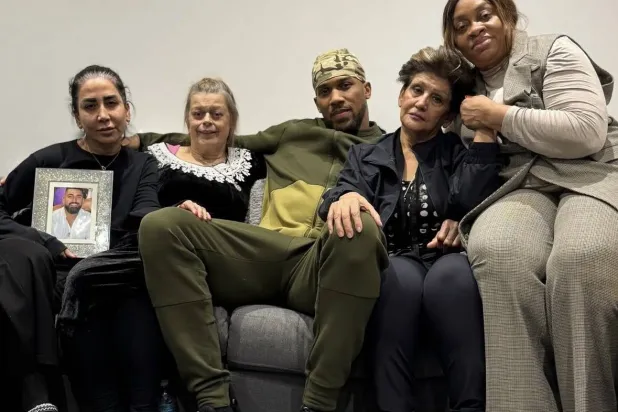 أنتوني جوشوا ووالدته و3 سيدات أخريات إحداهن تمسك بصورة الراحل سينا جامي (إنستغرام)