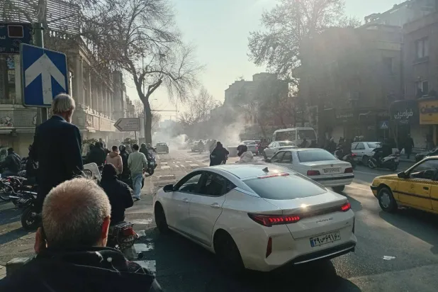 الشرطة تطلق الغاز المسيل للدموع لتفريق متظاهرين في بازار طهران الأحد (تلغرام)