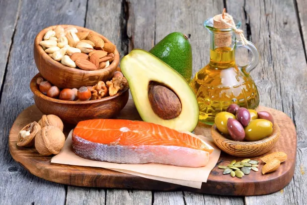 المكسرات والبذور وزيت الزيتون والأسماك من الأطعمة التي يفضلها المعمّرون (جامعة هارفارد)