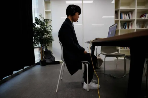 الجلوس فترات طويلة يُؤثِّر سلباً على صحتك (رويترز)