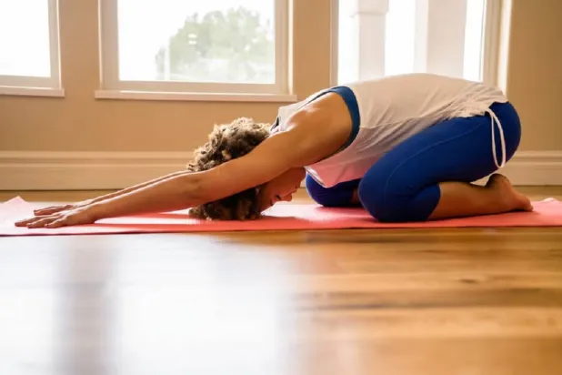 تمرين وضعية الطفل من أكثر تمارين الإطالة فاعلية لتهدئة أسفل الظهر (مجلة ﺑرﻳﻔﻨﺸن)