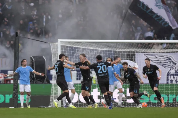 قفز نابولي إلى المركز الثاني مؤقتاً بعد فوزه على مضيفه لاتسيو 2-0 (رويترز)