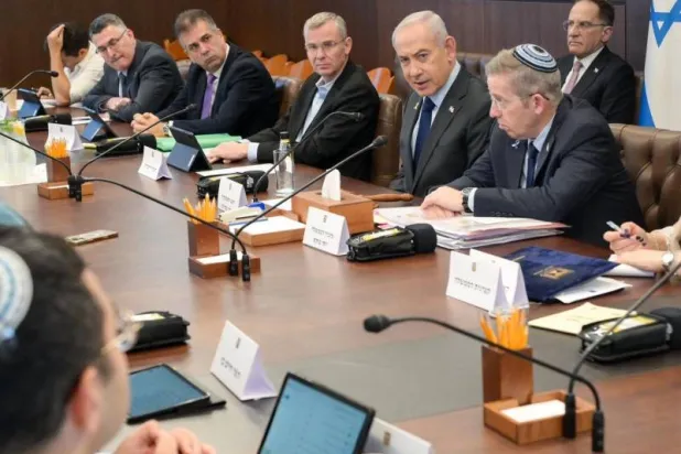 صورة نشرتها رئاسة الوزراء الإسرائيلية لنتنياهو في مجلس الوزراء اليوم