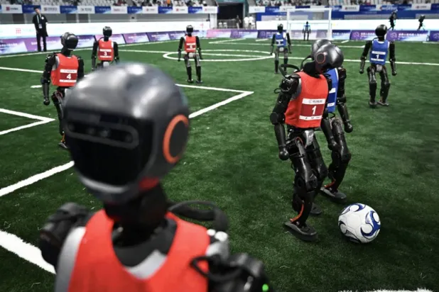 تنافست الروبوتات في مباراة كرة قدم (أ.ف.ب)