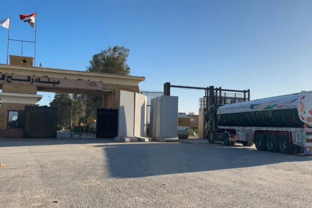 شاحنة وقود مصرية في طريقها إلى قطاع غزة وسط تسريبات إسرائيلية عن قرب افتتاح معبر رفح في الاتجاهين (الهلال الأحمر المصري)