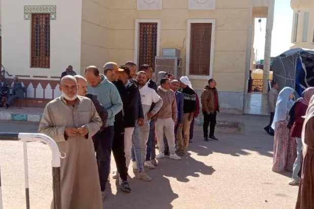 مصريون أمام إحدى لجان التصويت بالوادي الجديد (تنسيقية شباب الأحزاب)