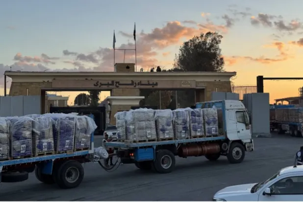 شاحنات محملة بالمساعدات الإنسانية على الجانب المصري من معبر رفح (أ.ف.ب)