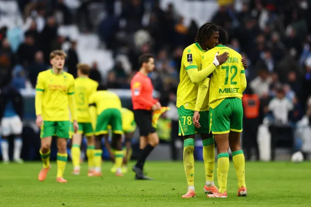 فرحة لاعبي نانت بالفوز على مرسيليا بملعبه (رويترز)