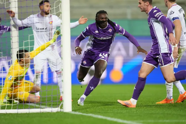 مويس كين يحتفل بهدف الفوز القاتل في مرمى كريمونيزي (إ.ب.أ)