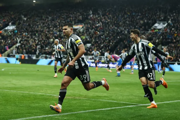 فرحة لاعبي نيوكاسل يونايتد بالفوز على كريستال بالاس (رويترز)