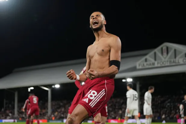 كودي خاكبو مهاجم ليفربول محتفلاً بهدفه في فولهام (أ.ب)