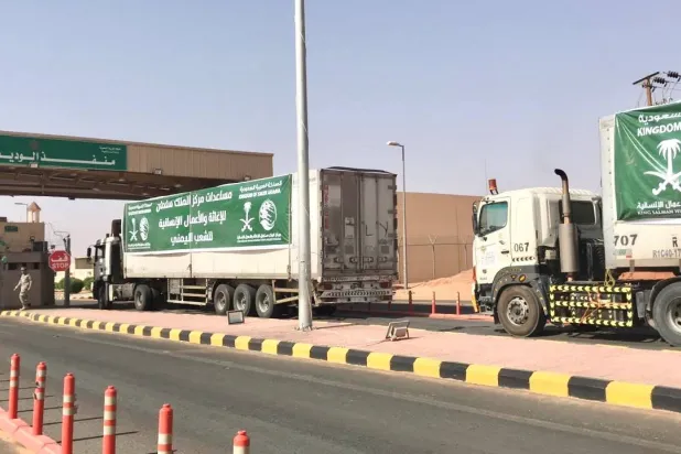 الشاحنات الإغاثية السعودية تعبر منفذ الوديعة الحدودي (واس)