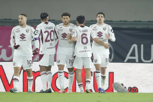 فرحة لاعبي تورينو بالفوز على هيلاس فيرونا (إ.ب.أ)