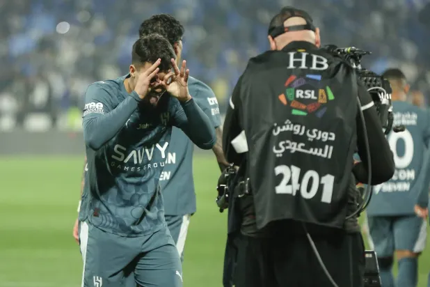 ليوناردو محتفلاً بهدفه في مرمى ضمك (تصوير: عدنان مهدلي)