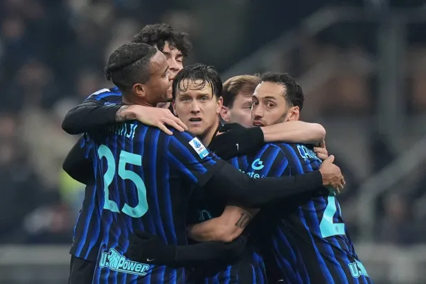 لاعبو الانتر يحتفلون بالهدف الثاني (د.ب.أ)