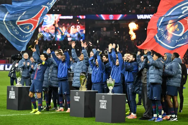 لاعبو سان جيرمان يحتفلون بكأس الإنتركونتيننتال (أ.ف.ب)