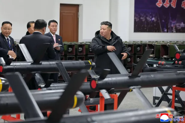 Kim Jong Un, yeri açıklanmayan bir taktik güdümlü silah fabrikasını ziyaret ederken (Kore Haber Ajansı - AFP)