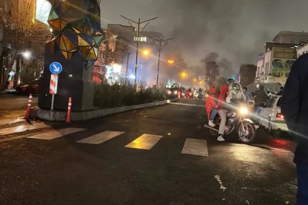Tahran'ın kuzeydoğusundaki Nizamabad’da gece protestoları (X)