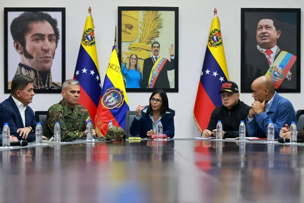 رودريغيز في قصر ميرافلوريس الرئاسي تتوسط وزير الدفاع فلاديمير بادرينو ووزير الداخلية ديوسدادو كابيو (أ.ف.ب)