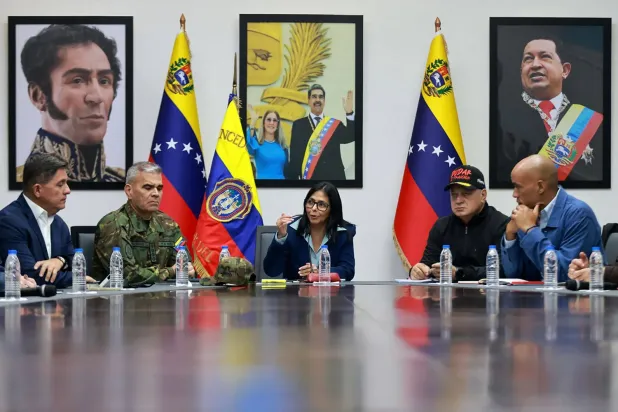 Rodriguez, Miraflores başkanlık sarayında, yanında Savunma Bakanı Vladimir Padrino ve İçişleri Bakanı Diosdado Cabello (AFP)