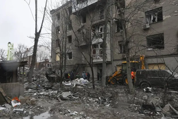 Ukrainian rescuers work at the site of a Russian strike on a residential area a day before, in Kharkiv, northeastern Ukraine, 03 January 2026. (EPA)