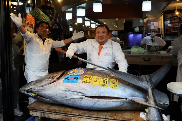 كيوشي كيومورا الذي يُلقّب نفسه بـ«ملك التونة» والذي فازت سلسلة مطاعمه «سوشي زانماي» بالمزاد (رويترز)