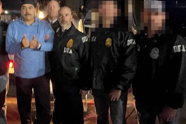 الرئيس الفنزويلي نيكولاس مادورو الذي أُلقي القبض عليه يقف بجانب تيري كول مدير إدارة مكافحة المخدرات الأميركية أثناء اقتياده من طائرة تابعة للحكومة الفيدرالية بالولايات المتحدة في قاعدة ستيوارت الجوية للحرس الوطني بنيويورك (رويترز)