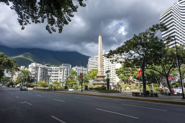 شوارع كراكاس خالية بعد يوم من هجوم الجيش الأميركي على المدينة (د.ب.أ)