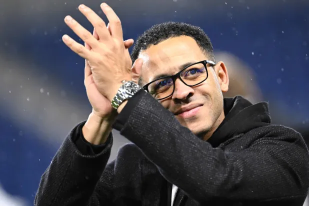 Strasbourg's British head coach Liam Rosenior greets supporters at the end of the French L1 football match between RC Strasbourg Alsace and AJ Auxerre at the Stade de la Meinau in Strasbourg, eastern France on October 29, 2025. (AFP)